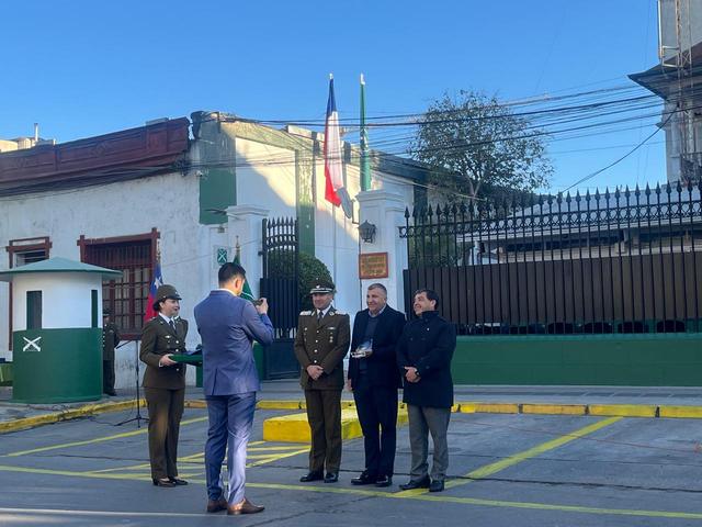 Ceremonia al aire libre frente al cuartel, a primera hora de la mañana