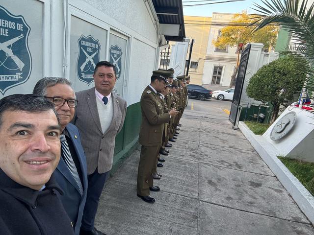 Integrantes del círculo junto a carabineros en formación, en 2025