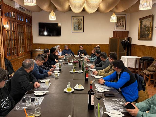 Integrantes del círculo conversan en una cena