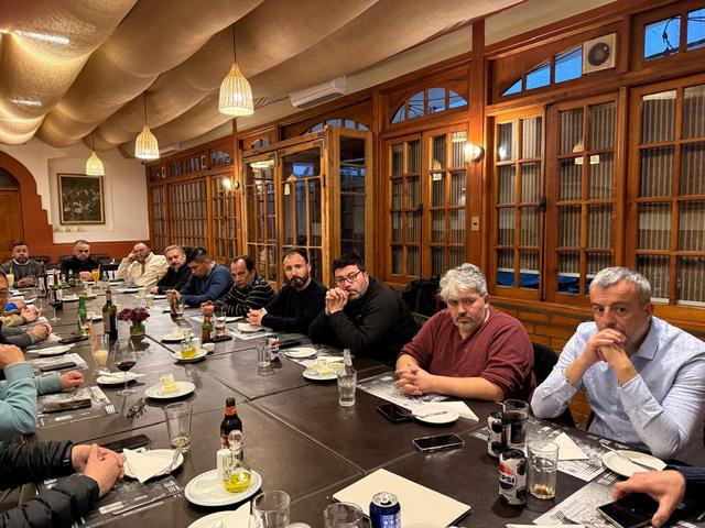 Mesa larga de la cena del círculo