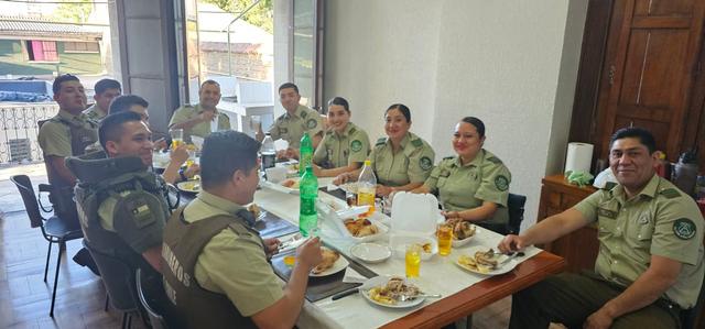 Mesa de Nochebuena con el personal de servicio