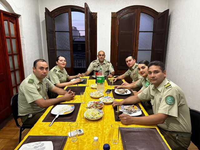 Carabineros a la mesa en la cena de Año Nuevo