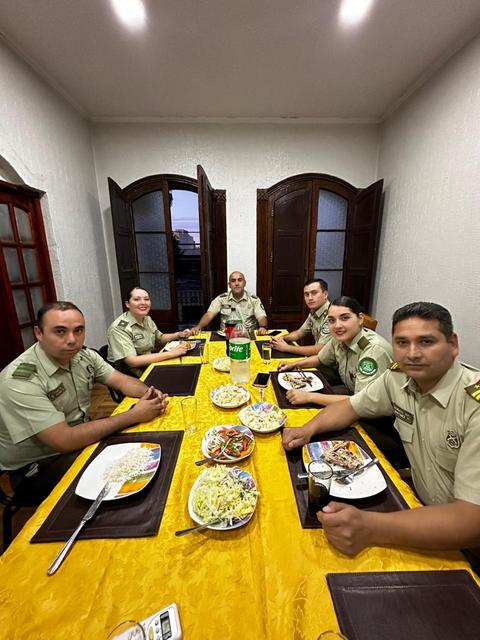 Vista de la cena de Año Nuevo, con puertas de madera al fondo