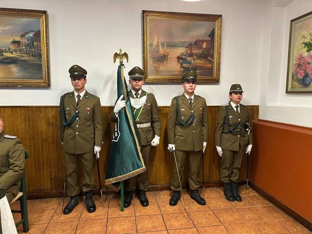 Escolta de carabineros con el estandarte, en formación