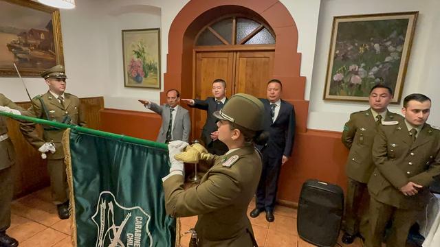 Una carabinera sostiene el estandarte verde durante la ceremonia