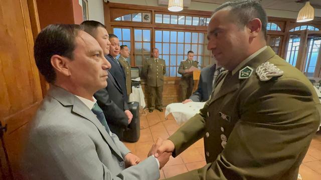 Un oficial entrega una credencial a un nuevo alguacil