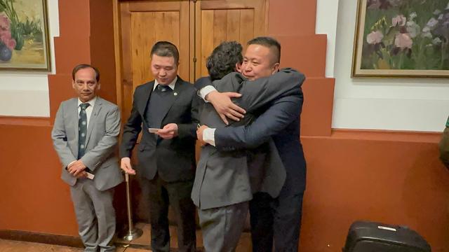 Abrazo de bienvenida a un nuevo integrante