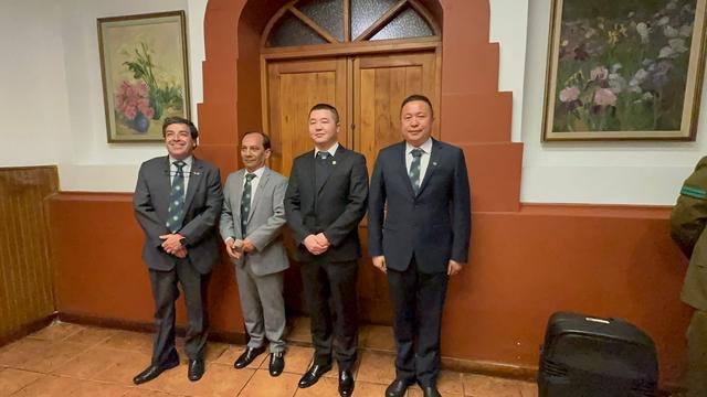 Cuatro integrantes del círculo posan tras recibir sus piochas
