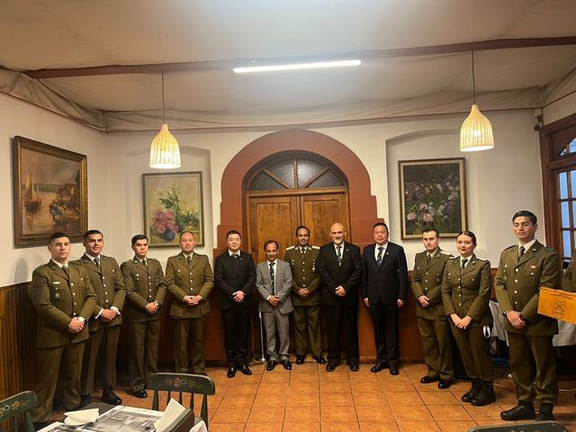 Foto de grupo de alguaciles y carabineros en el salón