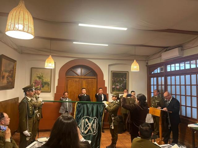 Vista del salón durante la ceremonia, con el estandarte al centro