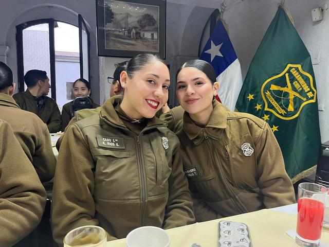 Dos carabineras sonríen a la cámara durante la once