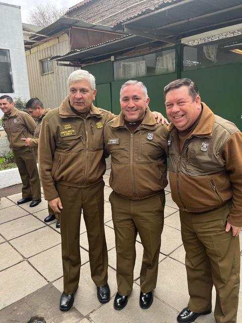 Tres carabineros posan juntos en el patio