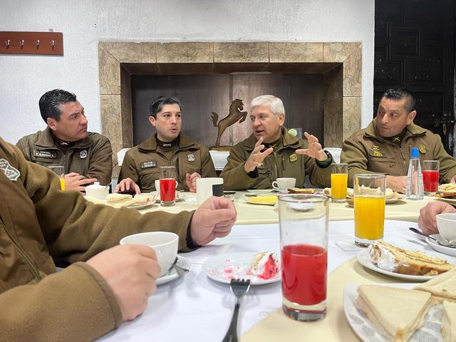 Carabineros comparten la once en el comedor