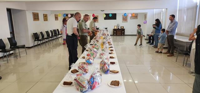 Niños y familias recorren la mesa de regalos