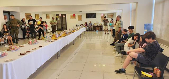 Familias conversan en el salón durante la celebración