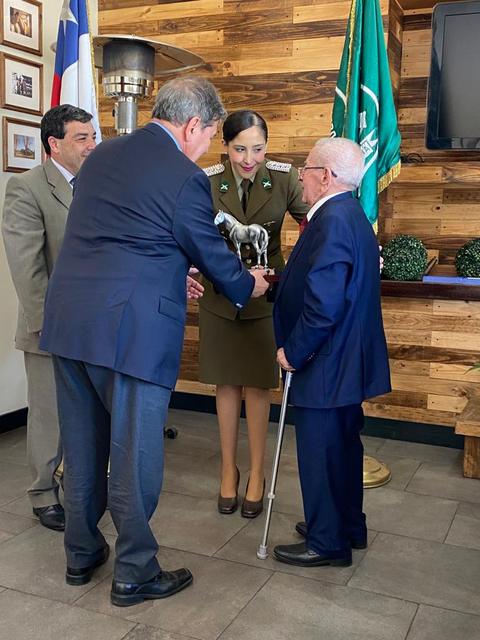 Entrega de la estatuilla ecuestre