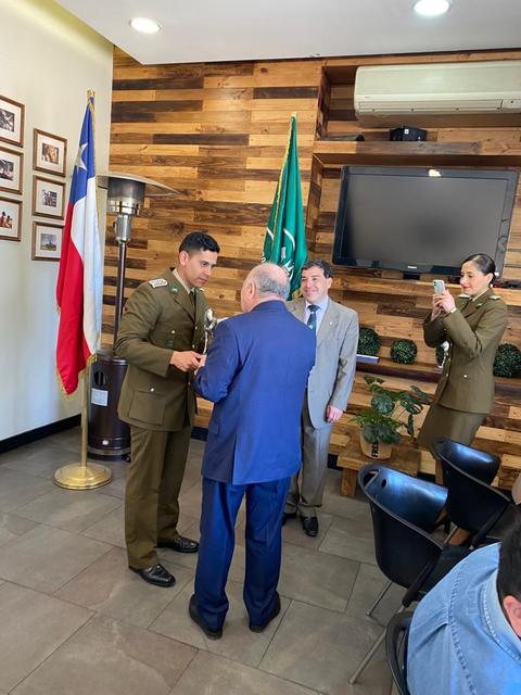Saludo entre un carabinero y un alguacil