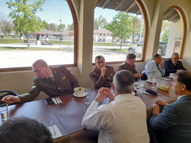 Alguaciles y carabineros almuerzan junto a ventanas en arco