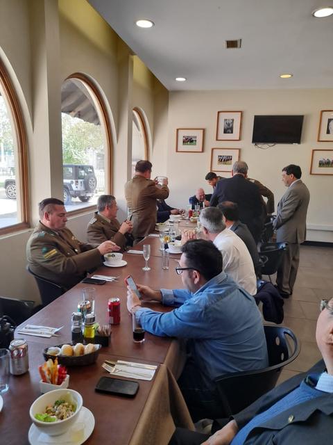 Mesa larga del almuerzo de camaradería