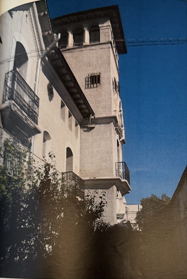 El torreón de la 2ª Comisaría contra el cielo azul
