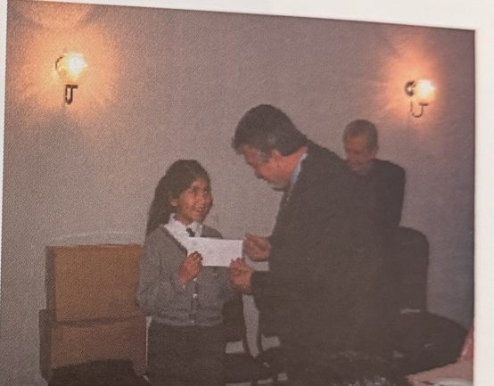 Un alguacil entrega un reconocimiento a una hija de carabinero