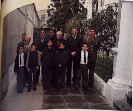 Niños, alguaciles y un oficial posan en el patio del cuartel