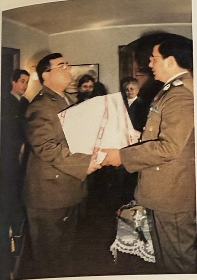 Un oficial entrega un premio a un carabinero destacado