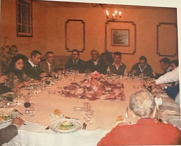 Alguaciles cenando en una mesa larga durante la reunión mensual