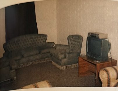 Sala de lectura y televisión del cuartel, con sillones y un televisor